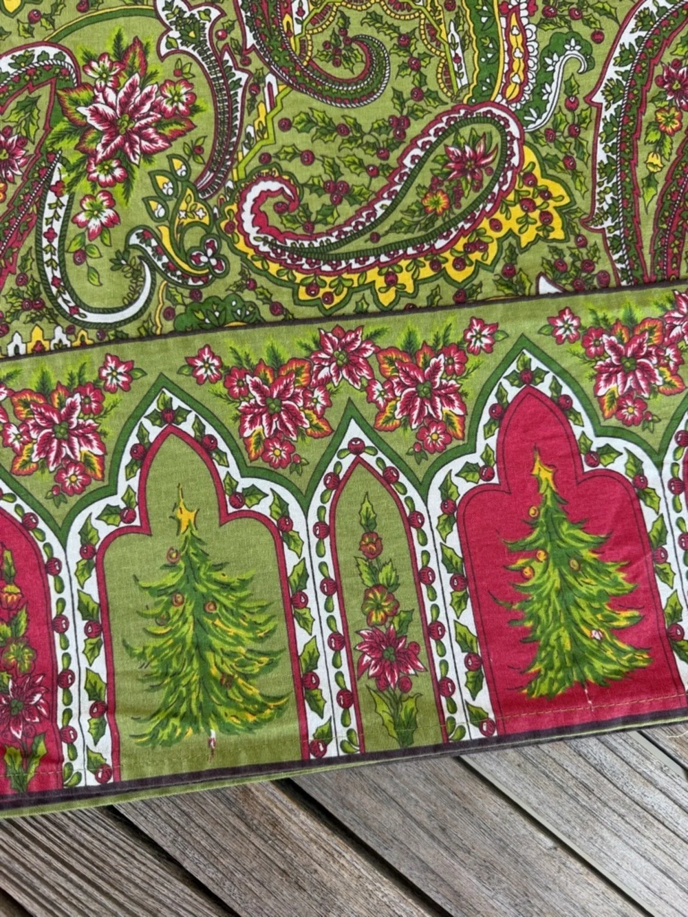 April Cornell Whimsical Paisley Christmas Holiday Tablecloth 61x101 Festive GUC